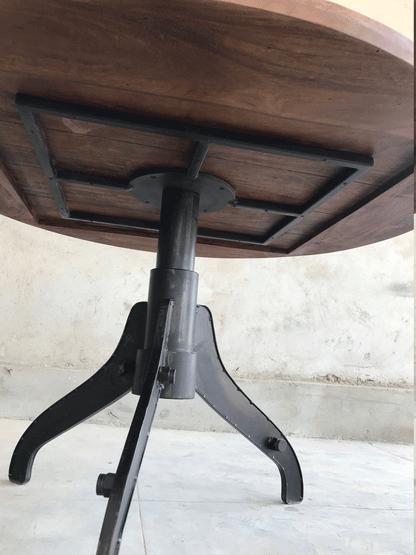 CFC-157 - Runt matbord av återvunnet trä
