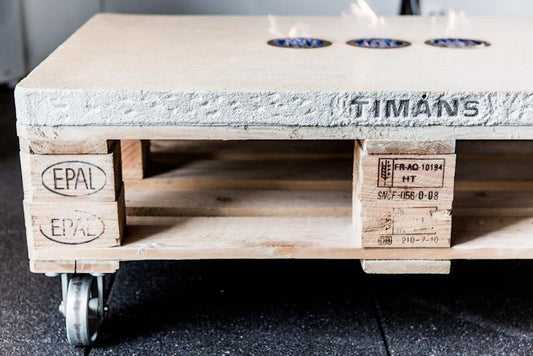 Soffbord av lastpallar  med betongskiva och inbyggd bordslykta - INSPIRATION