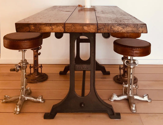 Matbord med skiva av alm och gjutjärnsunderrede -  INSPIRATION
